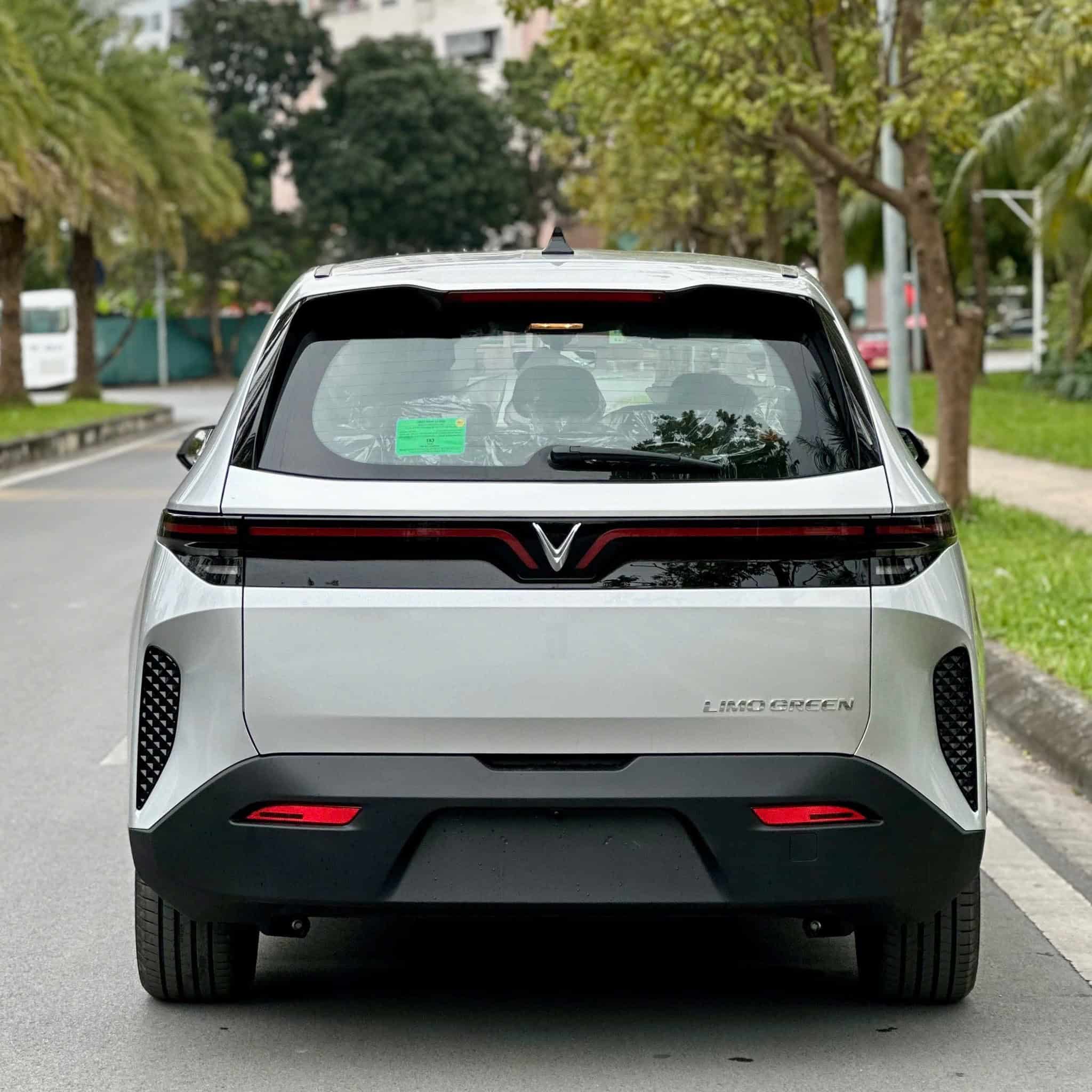 VinFast Limo Green